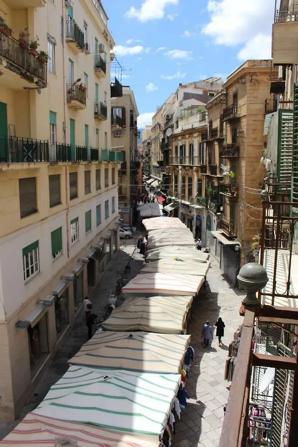 B&B Bandiera 77 Palermo 2*,  Italy